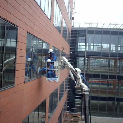 nettoyage-de-vitre-avec-nacelle-2-e1746545991585-r5f0qsyz3jvp6xlm1cr3s9twsnz8tl0m1wtf08ac2o